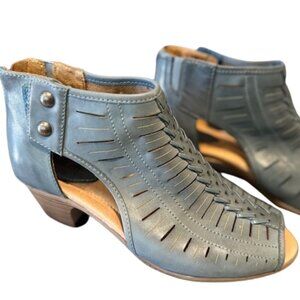EARTH LIGHT BLUE PUMP